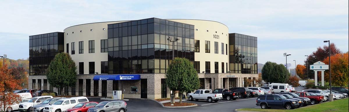 photo: facility exterior of Ballad Health family and internal medicine practice on Oakland Avenue